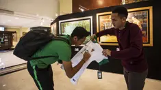 Pemain Timnas Indonesia, Septian David, memberikan tanda tangan kepada suporter yang menunggu di Hotel Sultan, Jakarta, Selasa (13/11). Timnas Indonesia akan melawan Timor Leste pada laga Piala AFF 2018. (Bola.com/Vitalis Yogi Trisna)