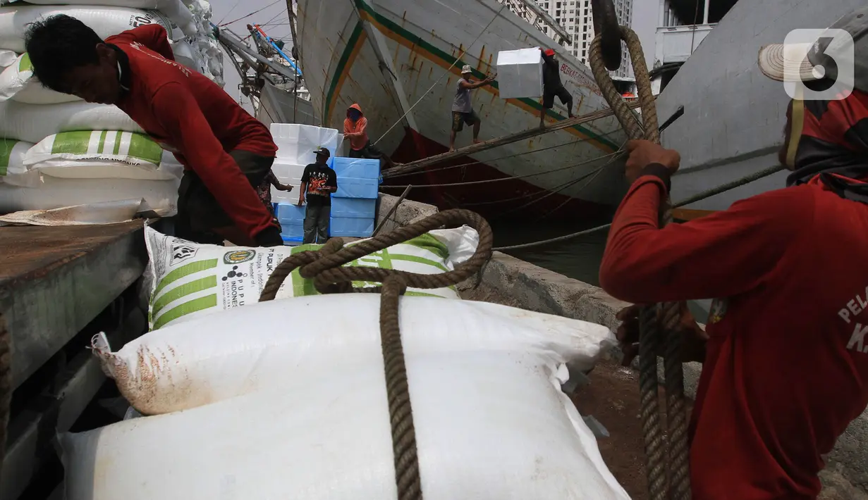 Pekerja bersiap menaikan barang ke kapal di Pelabuhan Sunda Kelapa, Jakarta, Rabu (30/12/2020). Geliat bongkar muat di pelabuhan tersebut tetap berjalan di masa pandemi COVID-19, meskipun pemprov DKI kembali memperpanjang PSBB transisi hingga awal Januari 2021. (Liputan6.com/Angga Yuniar)
