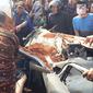 Petugas bersama warga berusaha mengevakuasi korban dalam kecelakaan maut antara truk pengangkut tanah dengan mobil penumpang di Karawaci, Tangerang, Kamis (1/8/2019). Lima orang penumpang minibus menjadi korban, empat orang diantaranya meninggal dunia. (Liputan6.com/Pramita Tristiawati)