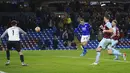 Pemain Leicester Jamie Vardy (9) menyundul bola untuk mencetak gol ke gawang Burnley pada pertandingan Liga Inggris di Stadion Turf Moor, Burnley, Inggris, 1 Maret 2022. Leicester City menang 2-0. (AP Photo/Jon Super)