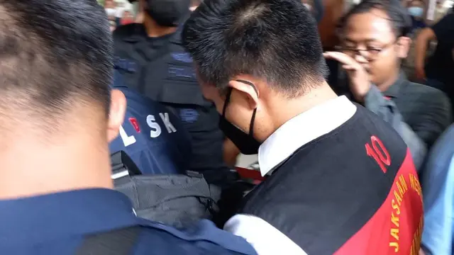 Richard Eliezer Pudihang Lumiu atau Bharada E akhirnya buka suara usai hakim menutup sidang perdananya sekitar pukul 11.21 WIB pada Selasa (18/10/2022) di Pengadilan Negeri Jakarta Selatan (PN Jaksel).