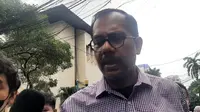 Direktur Eksekutif Lokataru Haris Azhar memenuhi panggilan sebagai tersangka atas kasus pencemaran nama baik, di Polda Metro Jaya, Senin (21/3/2022). (Liputan6.com/ Ady Anugrahadi)