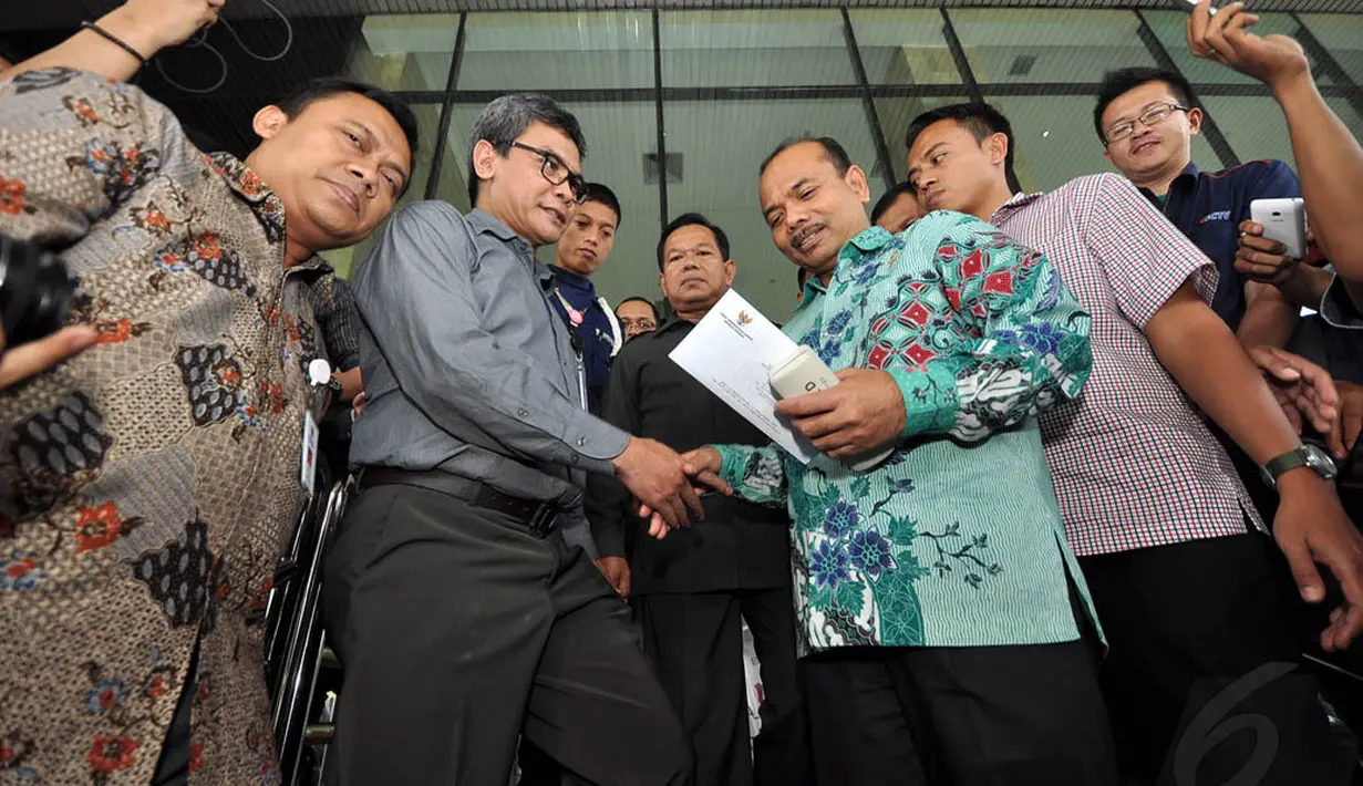Menteri PPN/Kepala Bappenas, Andrinof Chaniago didampingi Deputi Bidang Pencegahan KPK Johan Budi (kiri), Jakarta, Kamis (4/12/2014). (Liputan6.com/Miftahul Hayat)