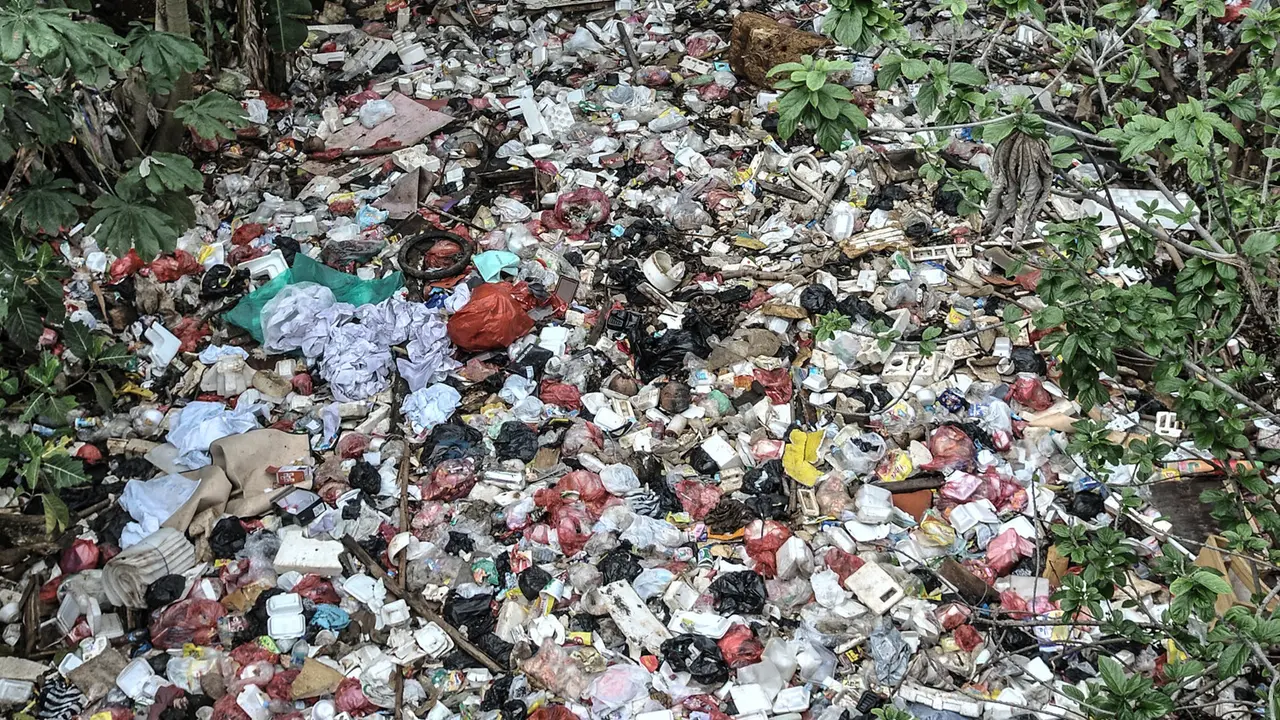 Ilustrasi sampah di sungai