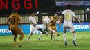 <p>Pemain Bhayangkara FC, Radja Nainggolan (kedua kanan) melepaskan tendangan yang berusaha diblok dua pemain Madura United pada laga pekan ke-27 BRI Liga 1 2023/2024 di Stadion STIK, Jakarta Selatan, Jumat (1/3/2024). (Bola.com/M Iqbal Ichsan)</p>