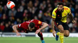 Pemain Watford Troy Deeney (kanan) berebut bola dengan pemain Liverpool Dejan Lovren pada pertandingan Liga Inggris di Vicarage Road Stadium, Watford, Inggris, Sabtu (29/2/2020). Watford membantai Liverpool 3-0. (AP Photo/Alastair Grant)