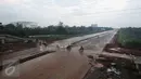 Pengendara motor melintas di proyek jalan tol Cinere - Jagorawi (Cijago) seksi II di Beji, Depok, 18 Januari 2017, Depok, Kamis (16/2). Pekerjaan konstruksi Tol Cijago Seksi II ditargetkan selesai pada pertengahan 2017.(Liputan6.com/Immanuel Antonius)