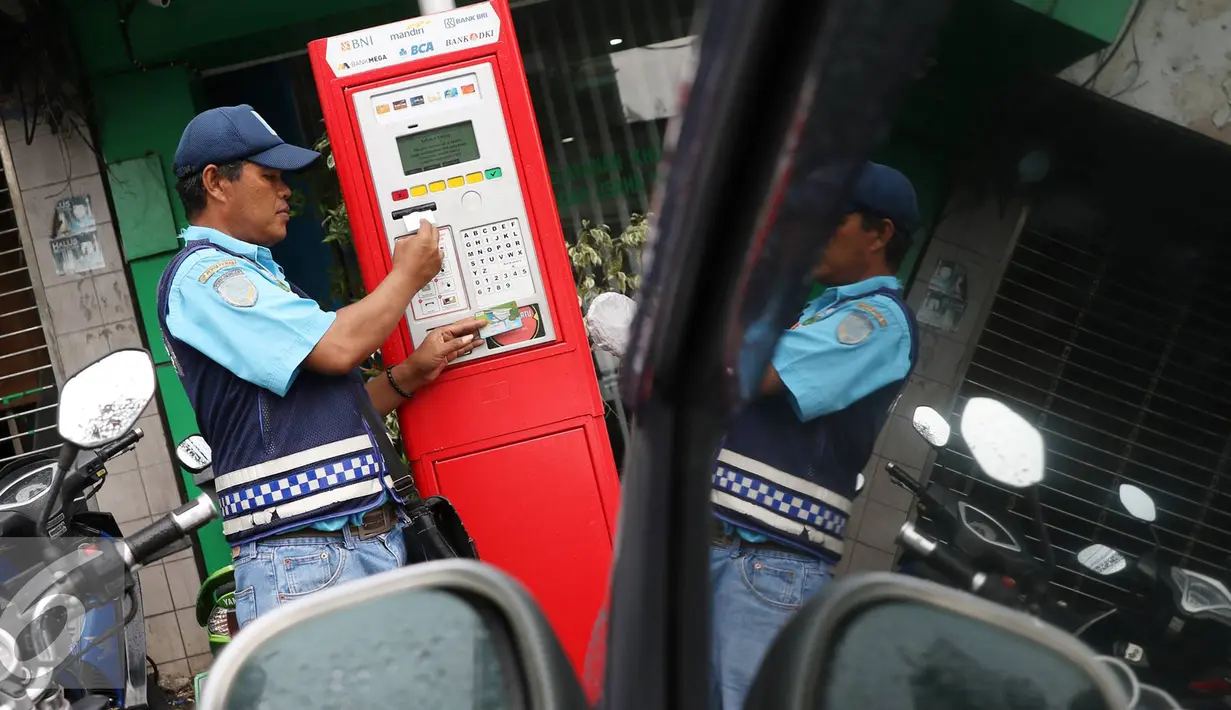 Petugas melakukan pembayaran pada mesin parkir meter di Jalan Falatehan, Jakarta, Selasa (1/11). Melalui mesin parkir meter, pemerintah mendorong penggunaan uang elektronik, khususnya untuk sektor transportasi. (Liputan6.com/Immanuel Antonius)