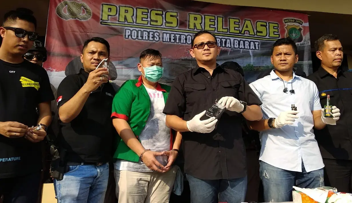 Karena terbukti memiliki narkoba, Reza Bukan pun dihadapkan dengan pasal 112 UU Nomor 35 tahun 2009 tentang Narkotika. (Nurwahyunan/Bintang.com)