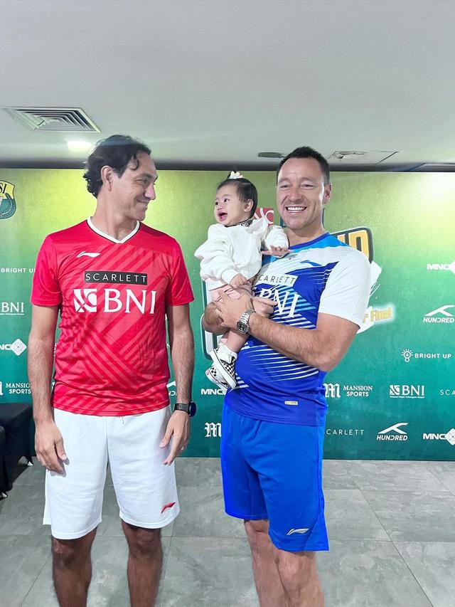 Potert baby Bible saat Digendong Alessandro Nesta dan John Terry