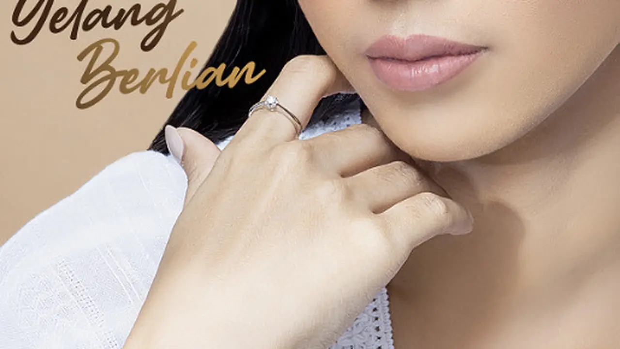Wanita Pakai Gelang Berlian.