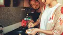 "Jadi gini ya rasanya jadi istri yang punya suami hoby makan...tiap hari mesti selalu masakin yang beda-beda biar si suami gemes ku ini happy..." tulis Putri Mirano yang juga memiliki hobi masak. (Instagram/putrimarino)