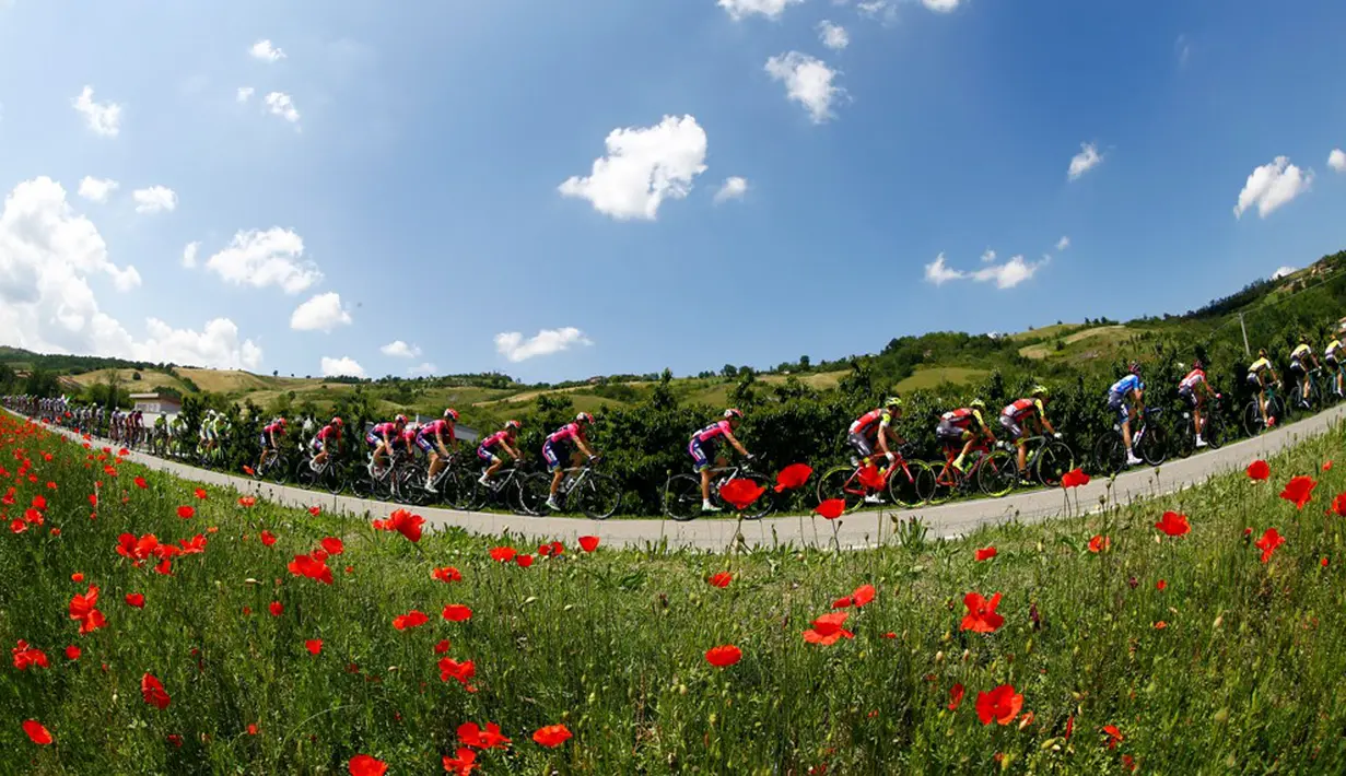 Para pebalap beraksi dalam Etape 10 Giro d'Italia dari Campi Bisenzio menuju Sestola, (17/5/2016). (AFP/Luk Benies)