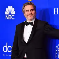 Aktor Joaquin Phoenix berpose saat menghadiri Golden Globes 2020 di The Beverly Hilton Hotel, Beverly Hills, California, Amerika Serikat, Minggu (5/1/2020). (FREDERIC J. BROWN/AFP)