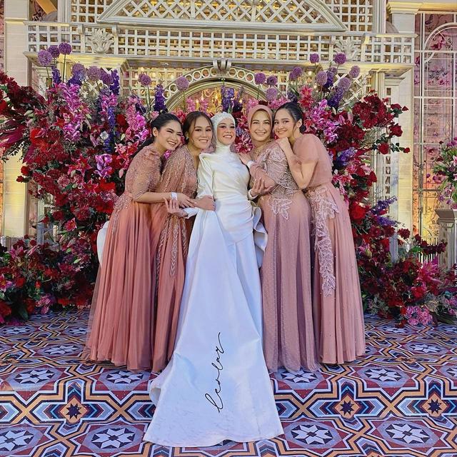6 Potret Bridesmaid Lesty Kejora dari Lamaran hingga Ngunduh Mantu, Memesona