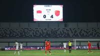 Di babak pertama, China menutup laga dengan keunggulan 4-0. Tampak dalam foto, papan skor menunjukkan hasil pertandingan babak pertama antara Timnas Indonesia U-17 dan China dalam laga uji coba di Indomilk Arena, Tangerang, Banten, Minggu (8/2/2026). (Bola.com/M Iqbal Ichsan)