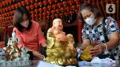 Warga keturunan Tionghoa membersihkan patung di Vihara Kwan In Thang, Pondok Cabe, Tangerang Selatan, Banten, Rabu (26/1/2022). Ritual mencuci patung dewa serta bersih-bersih vihara ini dilakukan untuk menyambut perayaan Tahun Baru Imlek 2573 Kongzili pada 1 Februari 2022. (merdeka.com/Arie Basuki)