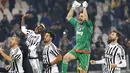 Para pemain Juventus melakukan selebrasi usai pertandingan melawan AS Roma pada lanjutan liga serie A Italia di Juventus Stadium, Turin (24/1/2016). Juventus menang dengan skor 1-0. (REUTERS/Stefano Rellandini)
