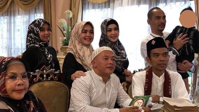 Keluarga Syahrini bersama Ustaz Abdul Somad [foto: instagram/rina.rosdiana.7547]