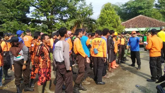 Tim SAR Gabungan bersiap melakukan operasi pencarian korban tenggelam di Sungai Banjaran, Kedungbanteng, Banyumas. (Foto: Liputan6.com/Tagana Banyumas/Muhamad Ridlo)