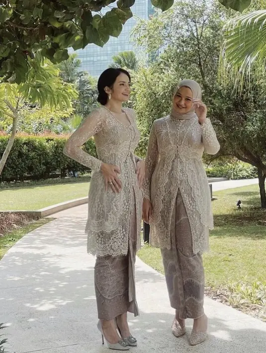Kebaya tersebut dipadukan dengan kain lilit berwarna serasi dengan atasan. Enzy menggunakan aksesori yang cukup minimalis, seperti anting dan cincin. Heels silver pun semakin membuat Enzy nampak anggun. @enzystoria