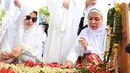 Ibunda Terry Putri meninggal dunia dalam usia 70 tahun setelah menjalankan operasi jantung dan mendapat perawatan intensif di RSPAD. Mendiang Tiny Yusrip pun dikebumikan di TPU Tanah Kusir, Minggu (5/2/2017). (Adrian Putra/Bintang.com)