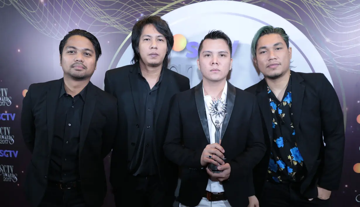 Ternyata grup band Armada masih menjadi pusat perhatian publik. Yang terbaru, Armada sukses meraih piala SCTV Awards 2017 di kategori Grup Band Paling Ngetop. (Adrian Putra/Bintang.com)