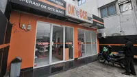 Driver ojek online mangkal di depan OK OCE Mart Kalibata, Jakarta, (3/9). Salah satu gerai minimarket yang digagas mantan Wagub DKI Sandiaga Uno ini masih buka, hanya saja sepi pembeli dan persedian barang hampir kosong. (Merdeka.com/Iqbal S. Nugroho)
