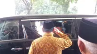 Menteri Pertahanan Prabowo Subianto memberi hormat ke Presiden ke-6 RI Susilo Bambang Yudhoyono (SBY) usai menghadiri syukuran ulang tahun ke-64 Persatuan Purnawirawan Angkatan Bersenjata Republik Indonesia (Pepabri) di Wisma Elang Laut, Jakarta Pusat, Selasa (12/9/2023). (Merdeka.com/Muhammad Genantan Saputra)