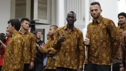 Dua bintang asing Persib Bandung, Makan Konate dan Ilija Sposajevic mengenakan batik saat akan bertemu Presiden Joko Widodo di Istana Negara, Jakarta, Senin (19/10/2015). (Bola.com/Vitalis Yogi Trisna)
