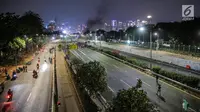 Suasana Jalan Tol Dalam Kota dan Jalan Gatot Soebroto pasca demonstrasi mahasiswa di depan Gedung DPR/MPR, Jakarta, Selasa (24/9/2019). Demonstrasi mahasiswa di depan gedung DPR RI berujung ricuh, polisi menembakkan gas air mata dan water cannon untuk membubarkan demo. (Liputan6.com/Faisal Fanani)