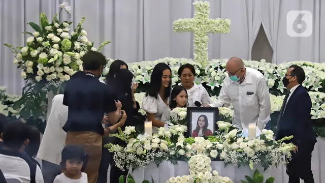 FOTO: Momen Haru Upacara Tutup Peti Jenazah Laura Anna