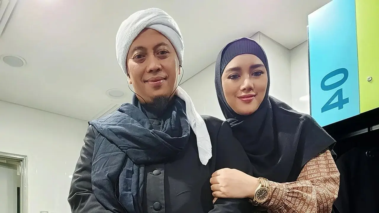 7 Potret Kebersamaan Opick dan Bebi Silvana yang Rumah Tangganya Dikabarkan Retak