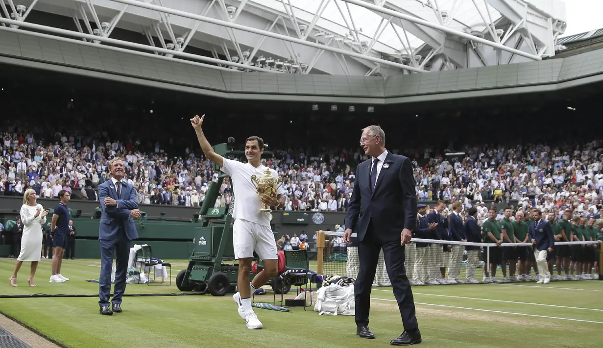 Petenis Swiss, Roger Federer, menyapa penonton usai memastikan gelar juara dengan mengalahkan petenis Kroasia, Marin Cilic pada laga final Wimbledon 2017 di London, Minggu (16/7/2017). Federer menang 6-3, 6-1, 6-4 atas Cilic. (AFP/Daniel Leal-Olivas)
