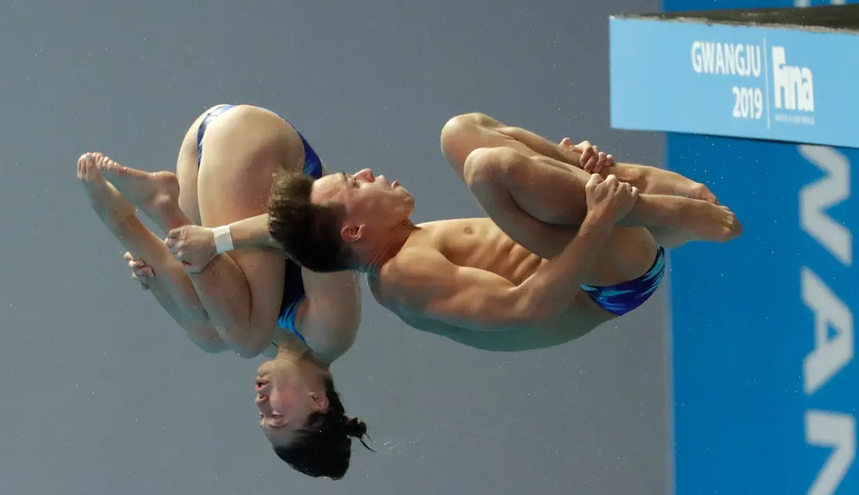 Aksi atlet loncat indah Amerika Serikat, Olivia Rosendahl dan Zachary Cooper saat tampil pada babak final platform sinkronisasi 10 meter campuran di Kejuaraan Renang Dunia, Gwangju, Korea Selatan, Sabtu (13/7/2019). (AP Photo/Lee Jin-man)