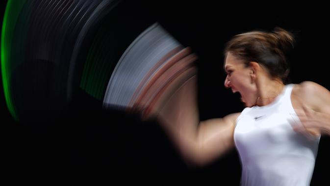 Petenis Rumania, Simona Halep melakukan servis ke arah lawannya petenis Kanada, Bianca Andreescu selama turnamen WTA Finals 2019 di Shenzhen, China, Senin (28/10/2019). Halep memetik kemenangan atas petenis muda Kanada yang sensasional, Bianca Andreescu 3-6, 7-6, 6-3. (AP/Andy Wong)