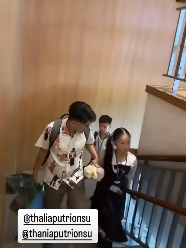 7 Potret Ruben Onsu Semangat Antar Thalia dan Thania Sekolah, Kasih Sayang Seorang Ayah (instagram/ruben_onsu).