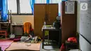 Seorang korban banjir beristirahat di salah ruang kelas di gedung SDN 01/02 Kampung Melayu, Jakarta, Selasa (9/2/2021). Gedung sekolah di Kebon Pala tersebut menjadi salah satu posko pengungsian bagi sebagian korban banjir Kampung Melayu. (Liputan6.com/Faizal Fanani)