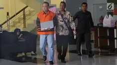 Tersangka dugaan suap lelang proyek saluran air hujan di Kota Yogya yang juga mantan Kejari Yogyakarta non aktif, Eka Safitra (kiri) digiring petugas usai menjalani pemeriksaan di Gedung KPK, Jakarta, Selasa (17/9/2019). Ini merupakan pemeriksaan lanjutan tersangka. (Liputan6.com/Helmi Fithriansyah)
