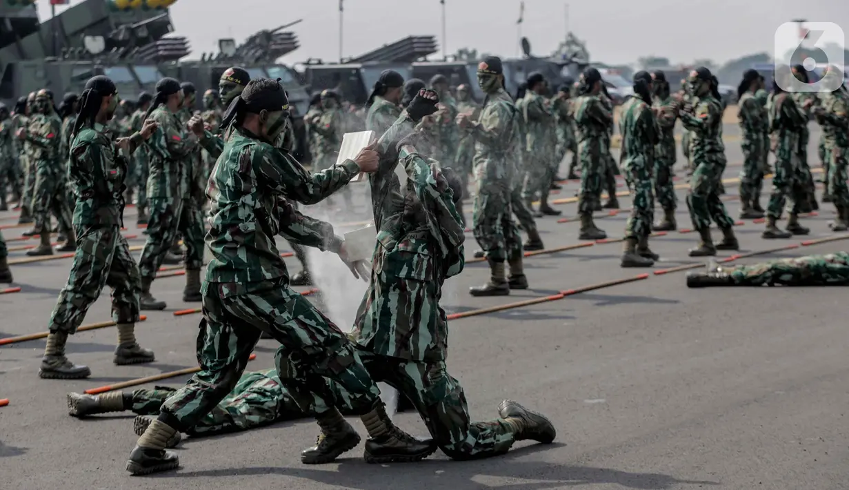 Personel TNI menunjukan aksi bela diri usai mengikuti upacara gladi bersih HUT ke-74 TNI di Lapangan Udara (Lanud) Halim Perdanakusuma, Jakarta, Kamis (3/10/2019). Gladi bersih ini dimulai dengan parade tiap satuan, AD, AL, dan AU. (Liputan6.com/Faizal Fanani)