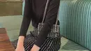 Pemilik nama lengkap Adzana Shaliha Alifyaa memang pintar padupadakan warna outfit yang ia kenakan. Bahkan warna dari tas yang dibawa Ashel sama dengan celana yang dikenakannya. Potret cantik Ashel ini sukses menuai atensi para penggemarnya. (Liputan6.com/IG/@jkt48.ashel)
