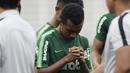 Pemain Timnas Indonesia U-22, Todd Rivaldo, berdoa sebelum memulai internal games di Stadion Madya, Jakarta, Sabtu (19/1). Latihan ini merupakan persiapan jelang Piala AFF U-22. (Bola.com/Yoppy Renato)