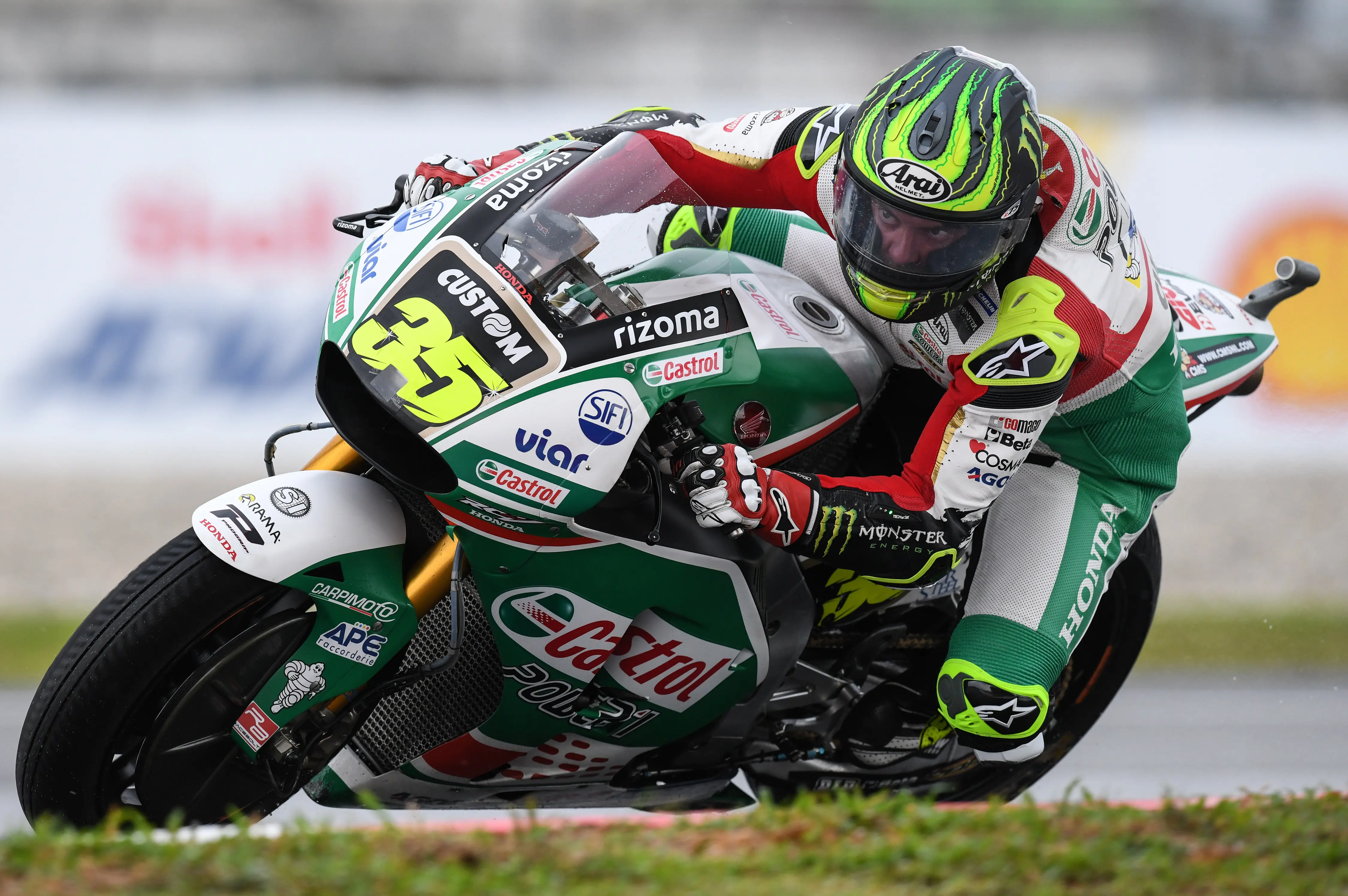 Pembalap LCR Honda, Cal Crutchlow mendapatkan hasil positif pada tes pramusim MotoGP 2018 di Sirkuit Sepang, Malaysia, 28-30 Januari 2018. (MOHD RASFAN / AFP)