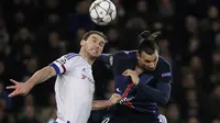 Pemain Chelsea, Branislav Ivanovic (kiri) berduel udara dengan Pemain PSG, Zlatan Ibrahimovic pada leg pertama babak 16 Liga Champions, di Parc des Princes, Paris, Rabu (17/2/2016) dini hari WIB. (AFP / Kenzo Tribouillard)