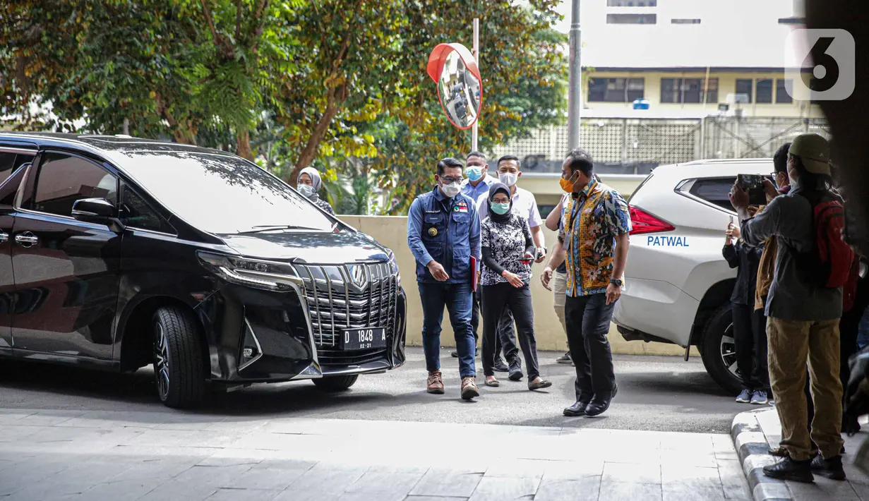 Gubernur Jawa Barat, Ridwan Kamil tiba di Bareskrim Polri, Jakarta, Jumat (20/11/2020). Ridwan Kamil dipanggil untuk dimintai klarifikasi terkait dugaan pelanggaran protokol kesehatan Covid-19 di acara kerumunan yang melibatkan Rizieq Shihab di Megamendung, Bogor. (Liputan6.com/Faizal Fanani)