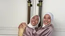 Duo sister Willy pun merayakan Iduladha bersama, keduanya kompak kenakan kerudung putih. Nikita tampil dengan outer panjang dipadukan celana panjang putih dan Winona mengenakan gamis kuning bercorak. [@nonawilly16]