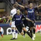 Gelandang Inter Milan, Matias Vecino, melakukan selebrasi usai membobol gawang Tottenham Hotspur pada laga Liga Champions di Stadion Giuseppe Meazza, Milan, Selasa (18/9/2018). Inter Milan menang 2-1 atas Tottenham Hotspur. (AP/Luca Bruno)