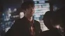Kang Tae Oh dalam foto di balik layar drakor Extraordinary Attorney Woo. (ENA via Soompi)