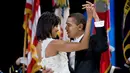Presiden Amerika Serikat (AS) ke-44, Barack Obama berdansa bersama sang istri, Michelle Obama, pada acara Peresmian Daerah Midwestern di Washington Convention Center, 20 Januari 2009. (AFP PHOTO / SAUL LOEB)