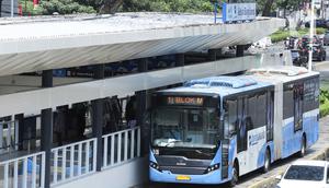 Bus Transjakarta berhenti di Halte Gelora Bung Karno (GBK), Jakarta, Kamis (18/8/2022). PT Transportasi Jakarta (TransJakarta) kembali mengoperasikan Halte Gelora Bung Karno (GBK) setelah rampung direvitalisasi. Halte GBK efektif melayani pelanggan bertepatan di HUT Ke-77 RI pada Rabu, 17 Agustus 2022 kemarin. (Liputan6.com/Herman Zakharia)